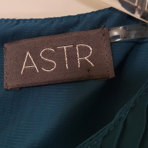 ❤️Astr teal green chiffon pleated lined sleeveless top - Picture 5 of 7